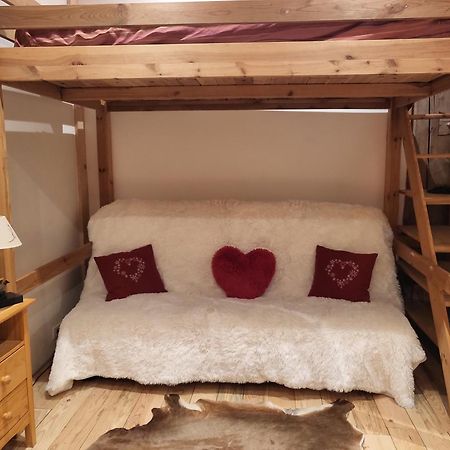 Le Nid Des Cerfs Bed & Breakfast Essert-Romand ภายนอก รูปภาพ