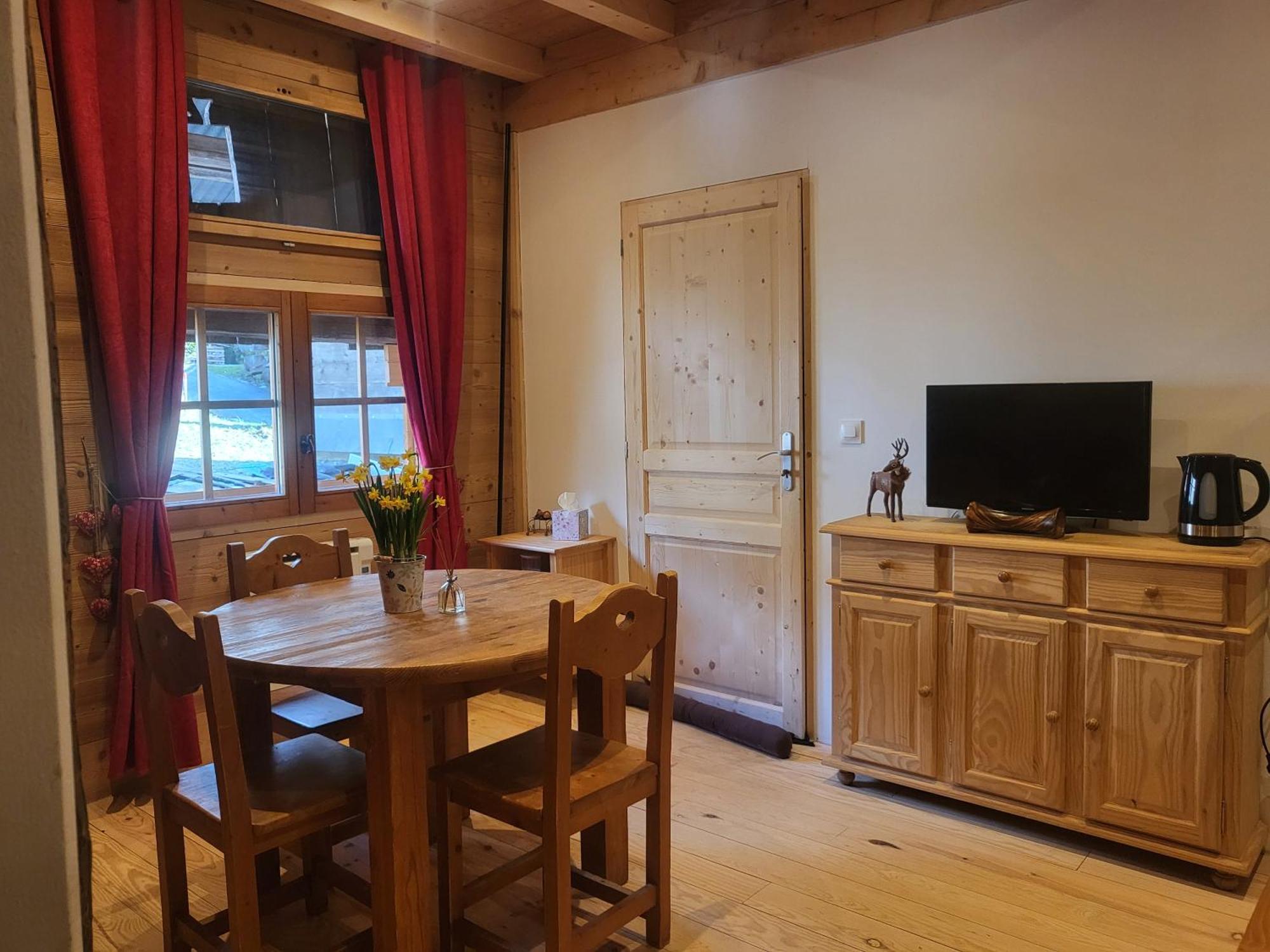 Le Nid Des Cerfs Bed & Breakfast Essert-Romand ภายนอก รูปภาพ